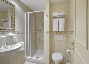 Doppelzimmer Standard - hotel-continental-marienbad-bathroom-shower