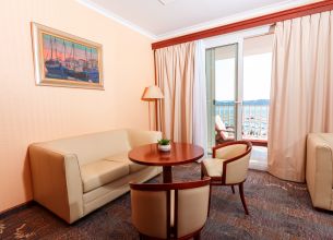 Dvoulůžkový pokoj Executive s balkonem a výhledem na moře - grand-hotel-portoroz-living-room-chairs-couch-sea-view-balcony