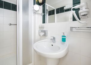 Dvoulůžkový pokoj Standard obsazený 1 osobou - standard koupelna