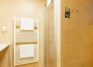 Dvoulůžkový pokoj - Standardní s klimatizací - standard-pokoj-koupelna-zluta1