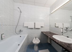 Jednolůžkový pokoj Superior Plus - křídlo Esplanade - 03 Esplanade Superior Plus bathroom bathtub
