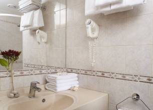 Dvoulůžkový pokoj Standard s balkonem  pro 1 osobu s možností přistýlky - 2011-11-clarion-hotel-spindleruv-mlyn-koupelna-1