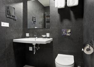Jednolůžkový pokoj Standard  s přistýlkou - Hotel Queens - Queen's Suite koupelna
