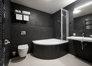 Dvoulůžkový pokoj Standard  s přistýlkou - Hotel Queens - Junior Suite koupelna 2