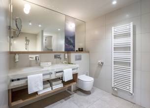 Suite s výhledem na jezero - Lake_view_suite_bathroom_01_HP_PhotoBorDobrin_2020