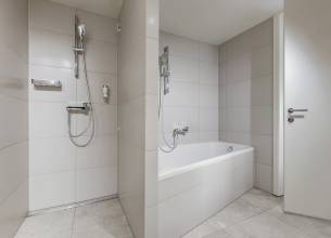 Suite s výhledem na jezero - Lake_view_suite_bathroom_02_HP_PhotoBorDobrin_2020