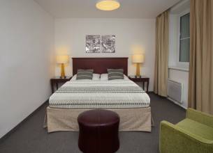 Dvoulůžkový pokoj DeLuxe s balkónem - Hotel-Petrovy-Kameny-pokoj-Montes4-1280x1033