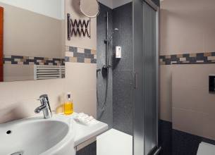 Třílůžkový pokoj Comfort - 23-13-HTLS-Smetana_Triple Bathroom