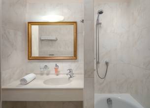 Doppelzimmer Comfort - 23-15-Hotelis-Humboldt-Comfort Bathroom 2