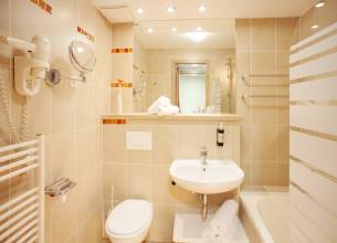 Rodinný pokoj - HotelSavica_familyroomB_bathroom_01_052017_MB