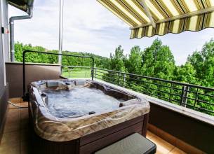 Dvoulůžkový panaromatický pokoj s terasou a jacuzzi - 1ec8bee2f192b025624eac0e2b2debe8