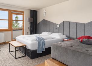 Rodinný pokoj Deluxe - falkensteiner-hotel-sonnenalpe-zimmer-family-room-deluxe-2-1920x1080