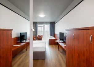 Dvoulůžkový pokoj Superior s přistýlkou západní křídlo (WEST) - 16874430751763_s7
