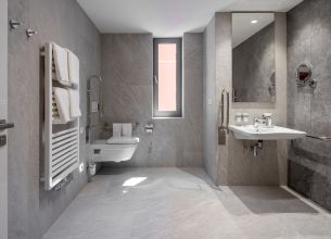 Junior Suite City View - DISABLED-ACCESS BATHROOM 