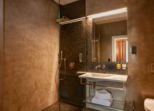 Dvoulůžkový pokoj Comfort - 12. Golden_Lamb_Koupelna_TPL