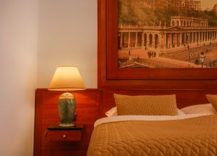 Třílužkový pokoj DeLuxe - 22. Golden_Lamb_Pokoj_Yard_Postel2_35