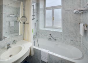 Pokoj Superior Plus dvoulůžkový - HOTEL PACIFIK_room_Superior Plus_SGL_419_bath_16A3792