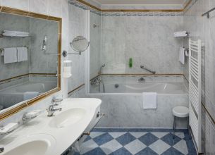 Suite - HOTEL PACIFIK_room_Suite_408_bath_16A3682