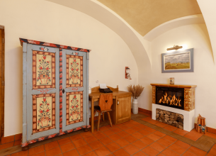 Pokoj Wheat (Pšenice) - 8. Wheat Room_Wardrobe_Fireplace