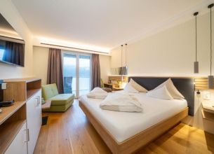 Dvoulůžkový pokoj s balkonem a výhledem na jezero - dz balkon1