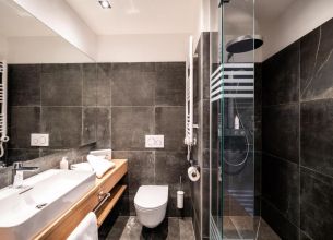 Dvoulůžkový pokoj s balkonem a výhledem na jezero - dz balkon4