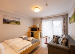 Dvoulůžkový pokoj s balkonem na východ - doppelzimmer_zirbe_birke