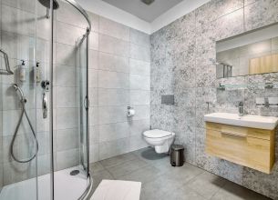 Jednolůžkový pokoj - koupelna(sprchovy-kout-a-toaleta)-hotel-slezsky-dum