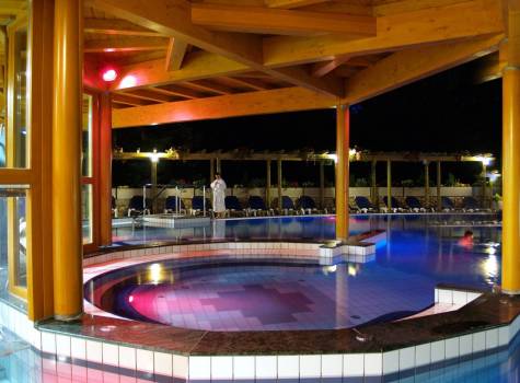 Hotel Thermál Hévíz - DHSR Hévíz hydropool night