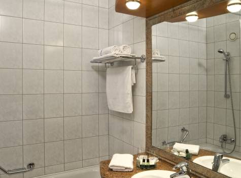 Hotel Thermál Hévíz - DHSR Hévíz standard bathroom
