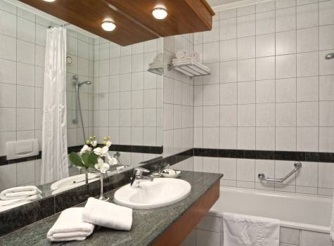 Hotel Thermál Hévíz - DHSR Hévíz suite bathroom