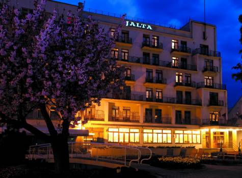 Jalta Ensana Health Spa Hotel - Jalta-night.jpg