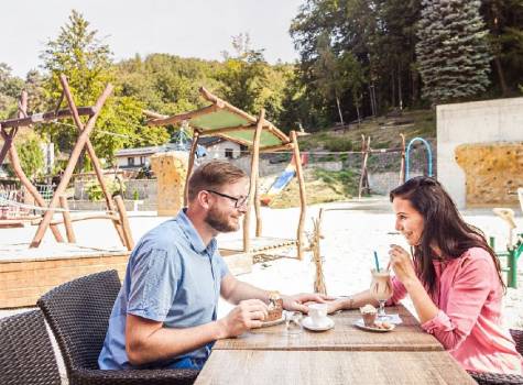 Wellness Hotel Ambra - zahrádka u dětského hřiště