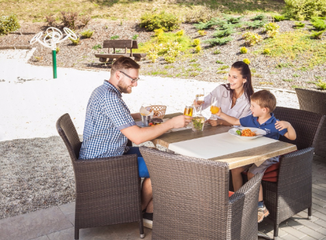 Wellness Hotel Ambra - venkovni posezeni u solneho