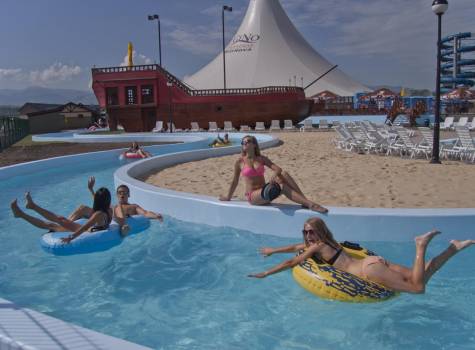 Bešeňová Thermal park - 220 m raft river.jpg