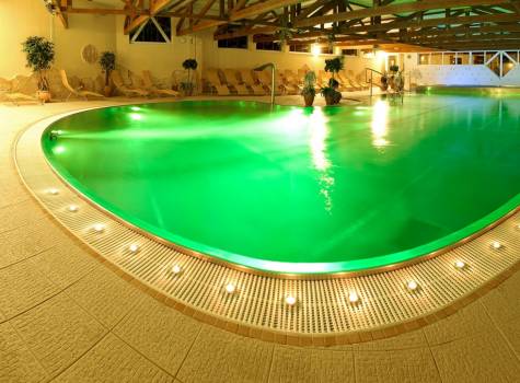 Hotel Flóra - vnitřní bazén.jpg