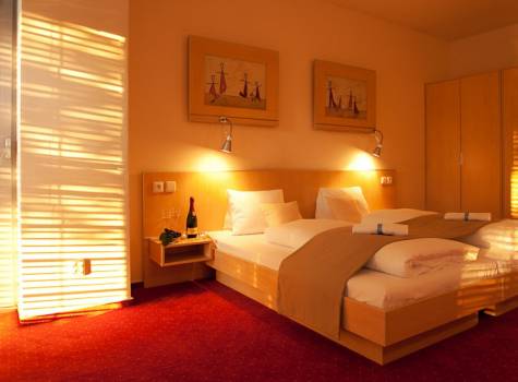 Spa Hotel Felicitas - APT ložnice večerní.jpg