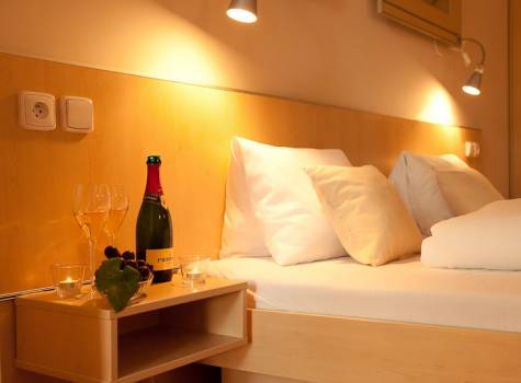 Spa Hotel Felicitas - APT ložnice večerní detailI.jpg