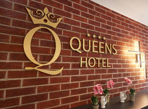 Hotel Queens - Hotel Queens - Recepce (2)