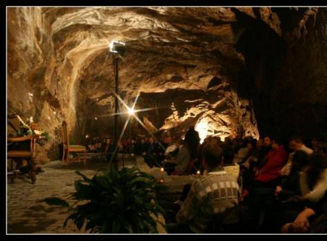 Parkhotel Tosch - Koncert v jeskyni.jpg