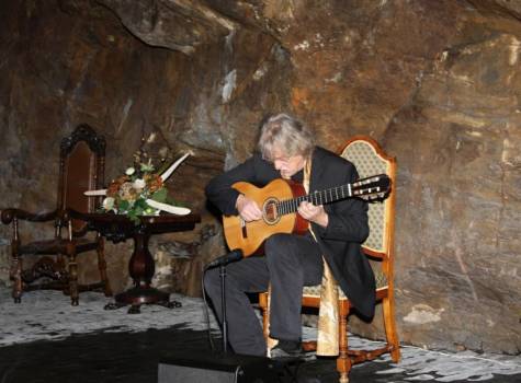 Parkhotel Tosch - Lubomír Brabec - koncert  v hotelové jeskyni.jpg