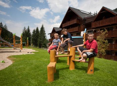 Wellness hotel CHOPOK - hřiště před hotelem.jpg