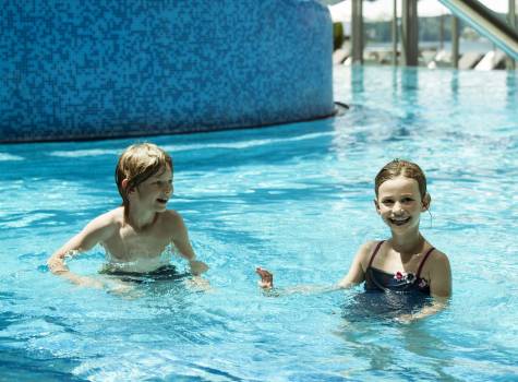 Rikli Balance Hotel - Indoor-pools_Family_01_ZWC_RikliBalanceHotel_Foto-DD_07-15_low-res