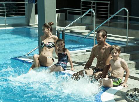 Rikli Balance Hotel - Indoor-pools_Family_03_ZWC_RikliBalanceHotel_Foto-DD_07-15_low-res
