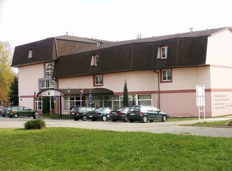 Hotel Svět - Hotel Svět exteriér s parkovištěm.jpg