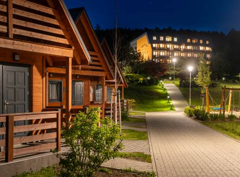 Hotel Vega **** - 39. Večerní pohled na hotel z areálu apartmánových chat