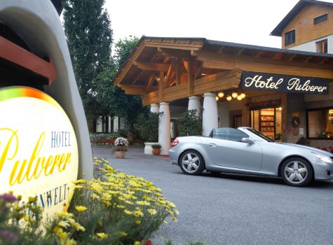 Thermenwelt Hotel Pulverer - 51-15_Hoteleinfahrt_156