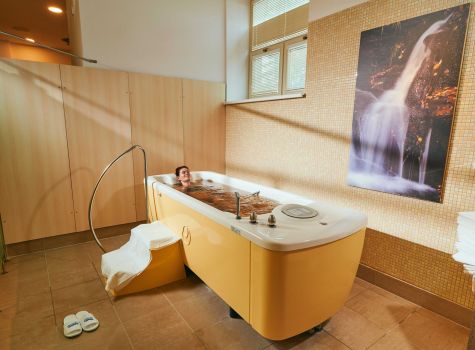 Lázně Jeseník Hotel Bezruč - priessnitzovy-lazne-koupel-perlickova-s-bylinkami-2