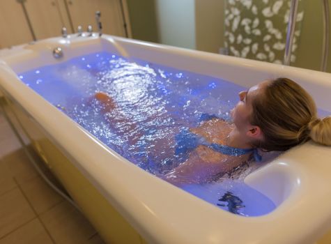 Lázně Jeseník Hotel Bezruč - priessnitzovy-lazne-koupel-perlickova-vana2