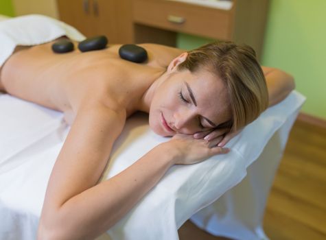 Lázně Jeseník Hotel Bezruč - priessnitzovy-lazne-masaz-lavovymi-kameny