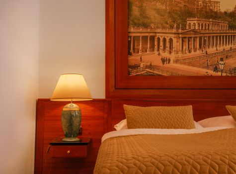 Hotel Zlatý Beránek - 22. Golden_Lamb_Pokoj_Yard_Postel2_35